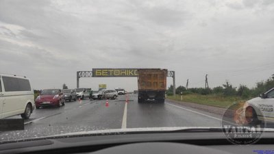 У Львові на об’їзній перекинувся автомобіль (ФОТО, ВІДЕО)