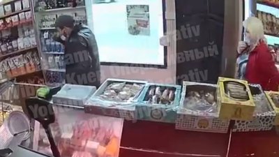Безхатько побився за їжу з продавчинею магазину (ВІДЕО)