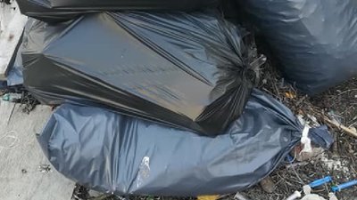 У Городку працівники лікарні викидають мішки зі шприцами біля школи (ФОТО)