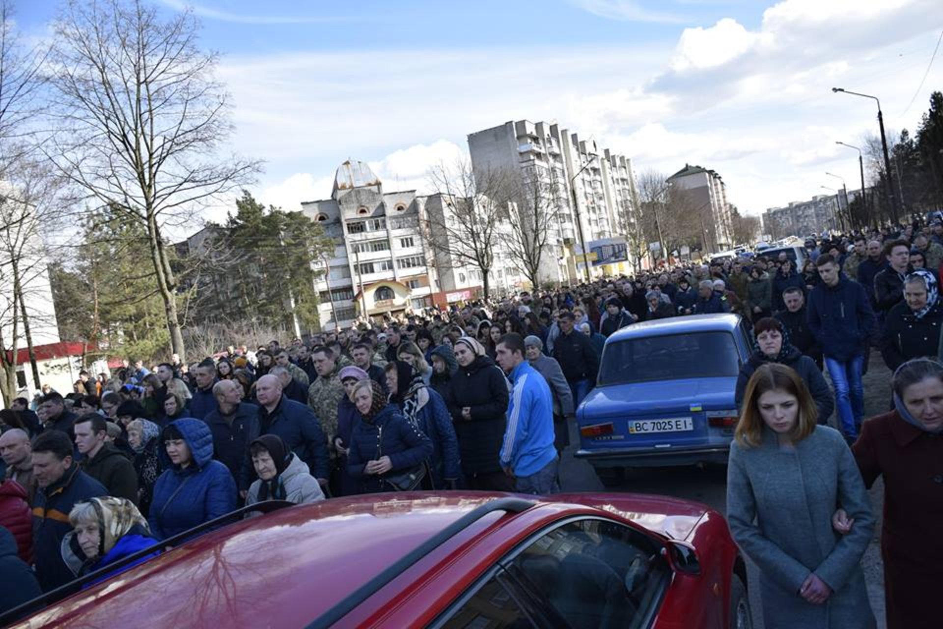 Як на Львівщині тисячі людей провели в останню путь Героя України. Фото: Яворівська РДА.
