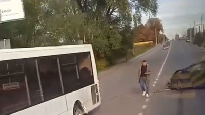 У Дрогобичі автобус не розминувся із автомобілем (ФОТО)