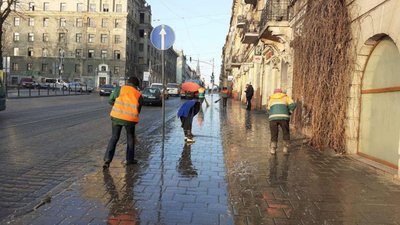 Як у Львові комунальники без спецодягу миють місто (ФОТО)