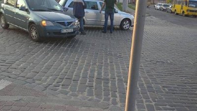 У Львові на перехресті не розминулись автомобілі (ФОТО)