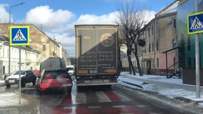 У Львові вантажівка закоркувала вулицю Богдана Хмельницького (ФОТО)