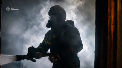 На Львівщині в багатоповерхівці врятували жінку