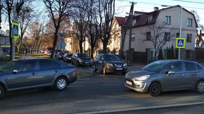У Львові вулиця Княгині Ольги погрузла у тягучках (ФОТО)
