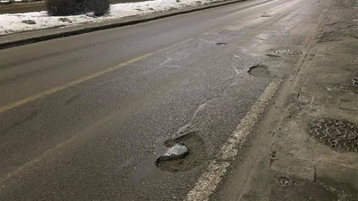 У Львові проспект Чорновола перетворився на суцільні ями (ФОТО)