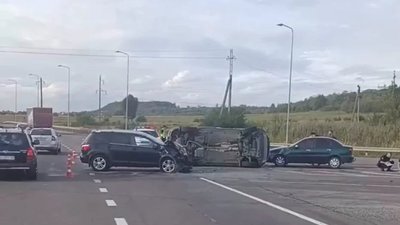 На Львівщині перекинувся автомобіль (ВІДЕО)