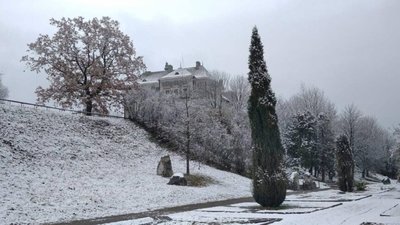 Олеський замок засипало снігом