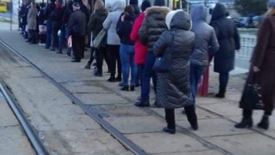 У Львові вишикувалась черга на кінцевій зупинці трамваїв (ФОТО)