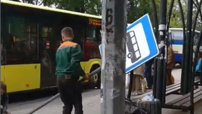 Як у Львові комунальники наражають людей на небезпеку (ВІДЕО)
