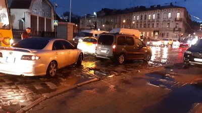 У Львові на Вітовського вишикувались трамваї (ФОТО)