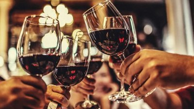 У Львові красиві дівчата безкоштовно частуватимуть вином