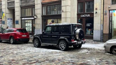 У центрі Львова сніг впав на автомобіль (ФОТО)