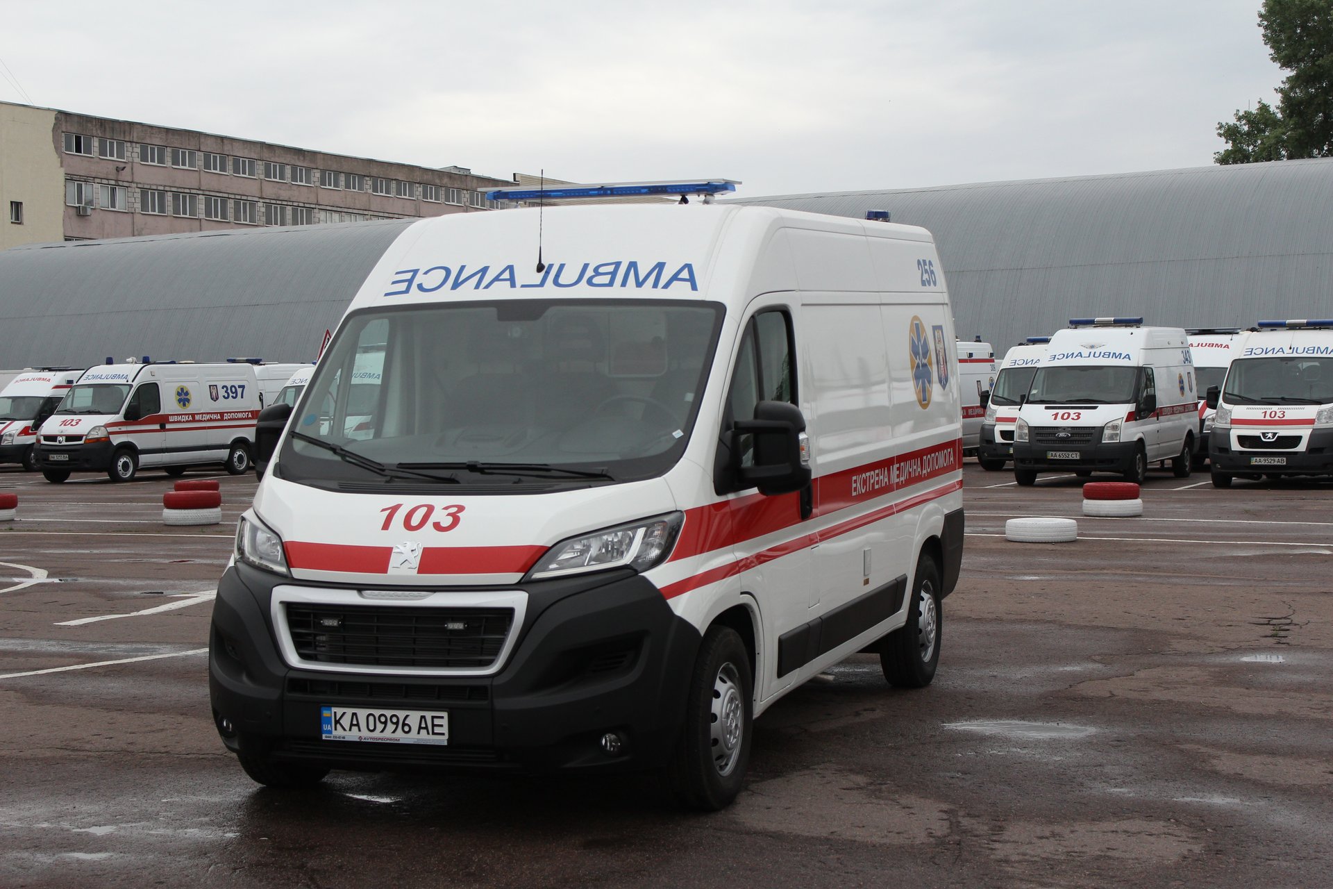 Львівщина отримала 30 нових автомобілів швидкої допомоги для боротьби з Covid-19