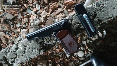 Не дитячі розваги: у Львові діти стріляли по вікнах багатоповерхівки