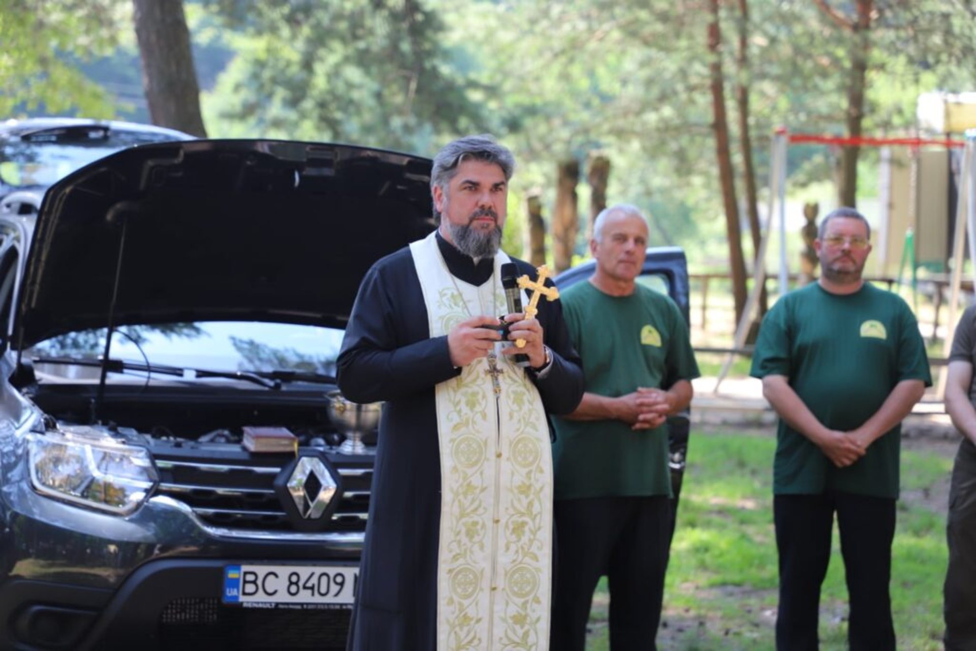 Уряд Німеччини передав Яворівському національному парку три автомобілі. Фото: Яворівська РДА