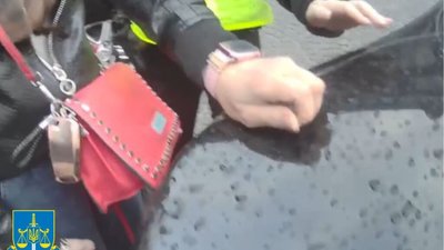 У Львові судитимуть водійку “БМВ”, яка возила з собою пакетики з психотропами