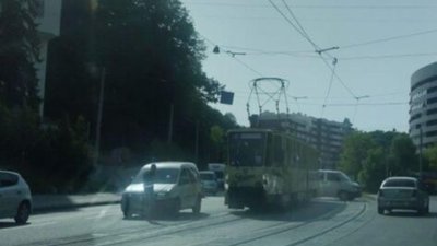 У Львові автомобіль не розминувся із трамваєм (ФОТО)