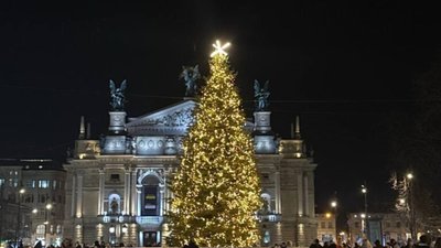 У Львові поширили фото ШІ про падіння ялинки
