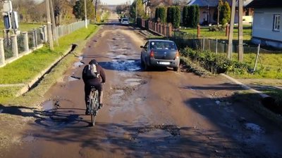 На Львівщині є села роками відрізані від світу “дорожнім напрямком” (ВІДЕО)