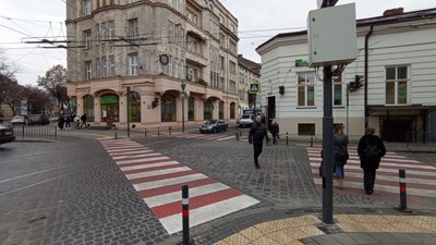 У Львові на вулиці Степана Бандери намалювали зебру по діагоналі