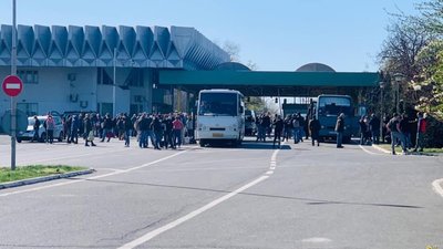 Українці масово повертаються додому на Великдень (ВІДЕО)