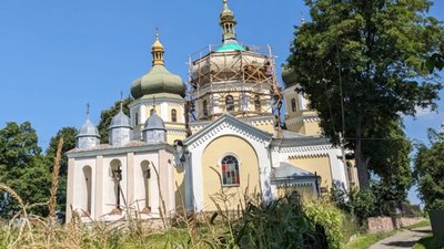 На Львівщині селяни "прикрасили" блискучою бляхою унікальну 100-річну церкву