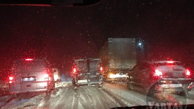 На трасі "Львів - Івано-Франківськ" зупинився рух транспорту (ФОТО)