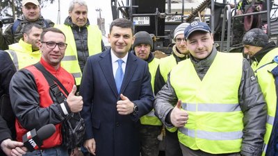 Наше стратегічне завдання відійти від ямкового ремонту і системно будувати дороги, - Гройсман