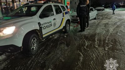 У Львові через відсутність комунальників водіям допомагали патрульні (ФОТО)