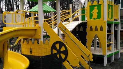 Як у Львові збудували небезпечний дитячий майданчик (ФОТО)