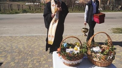 У Скнилові великодні кошики святили на подвір’ях (ФОТО)