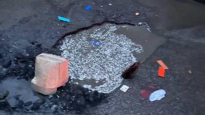 Комуналка Садового: у Львові посеред вулиці розрили яму (ФОТО)