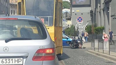 У центрі Львова через ДТП зупинився рух трамваїв (ФОТО)