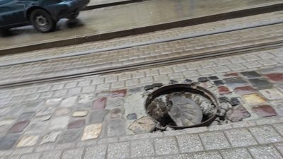 У Львові на вулиці Чупринки виявили відкритий люк (ФОТО)