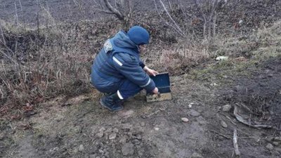 Біля автодороги на Турківщині виявили склад боєприпасів часів війни