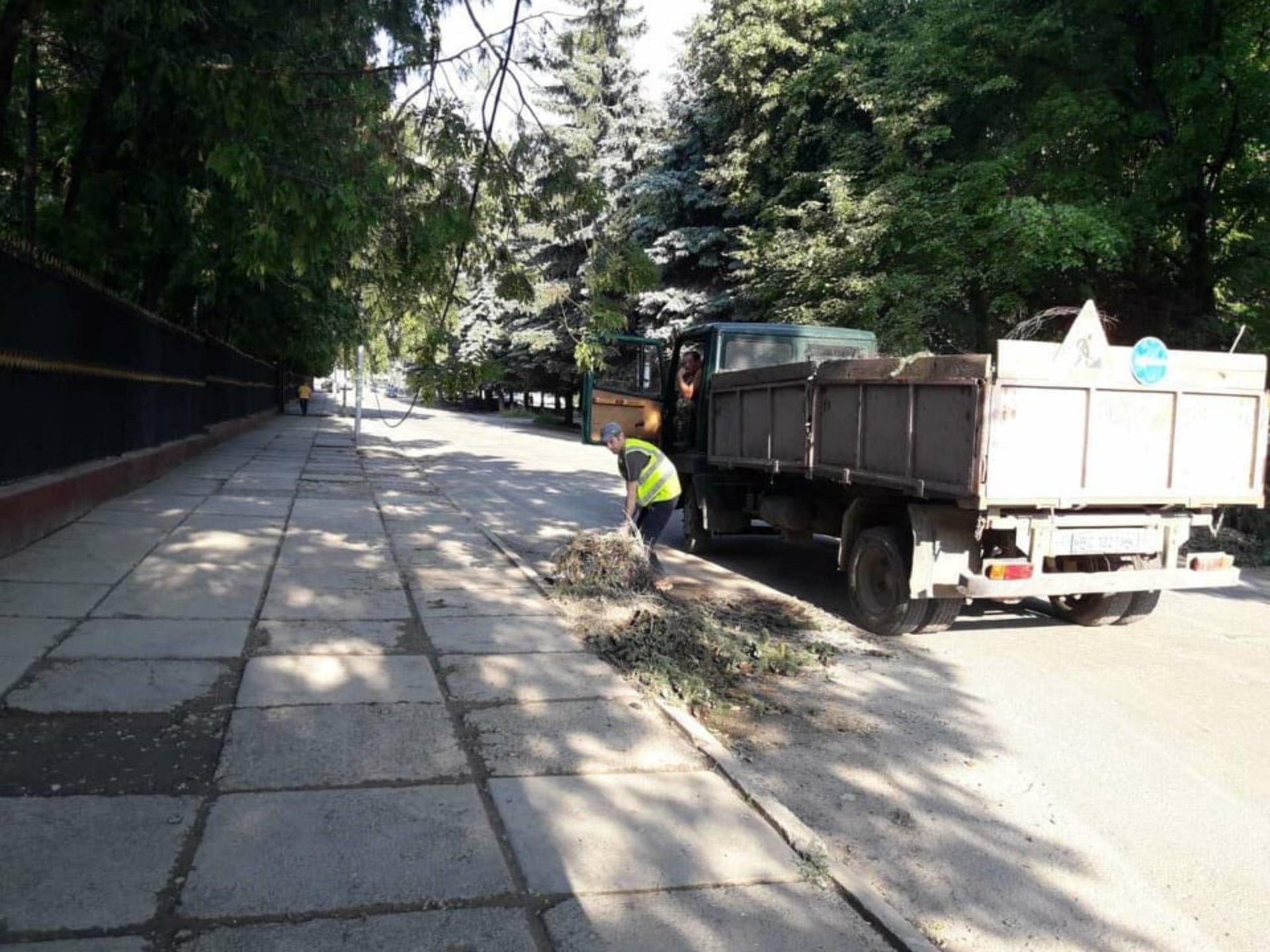 У Львові комунальні служби продовжують прибирати місто від наслідків негоди, фото ЛМР