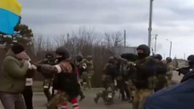 В захопленій Чаплинці окупанти відкрили вогонь по мітингувальниках (ВІДЕО)
