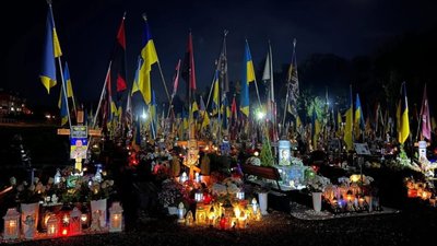У Львові на військовому кладовищі запалили лампадки
