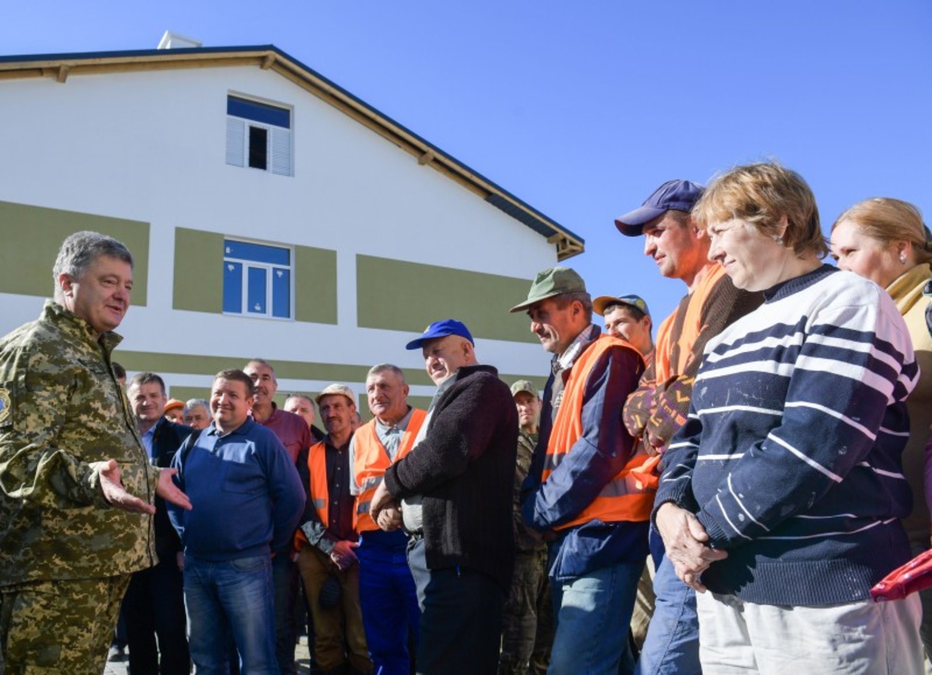 Президент на Львівщині оглянув новий гуртожиток для військових: Це вже не казарма