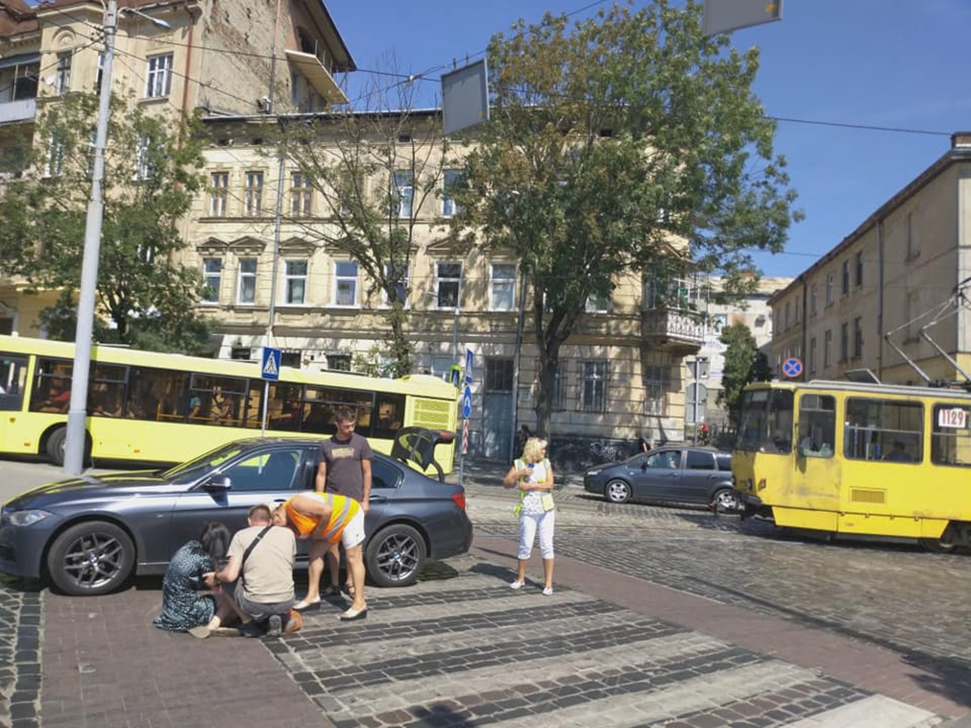 У Львові автомобіль на переході збив дівчину, фото Варта-1