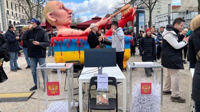 Кривава ванна з Путіним, спалене опудало, сотні людей на вулицях: у Європі пройшли акції протестів
