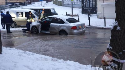 У центрі Львова автомобіль провалився у яму (ФОТО)