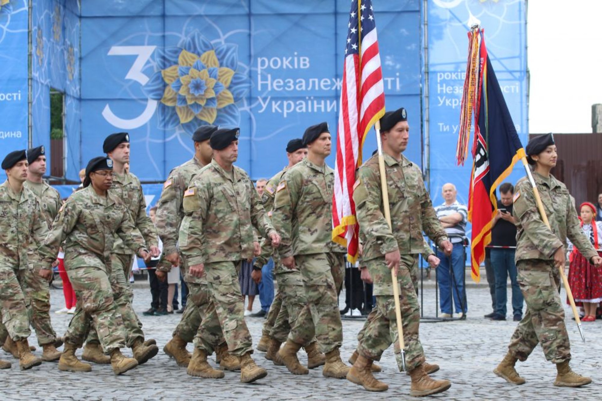 У Львові на найбільшому флагштоку за 12 млн грн урочисто підняли прапор України, фото ЛМР