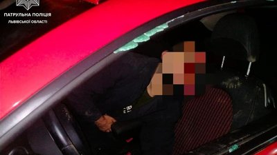 У Львові вночі 34-річний чоловік розбив скло у автомобілі (ФОТО)