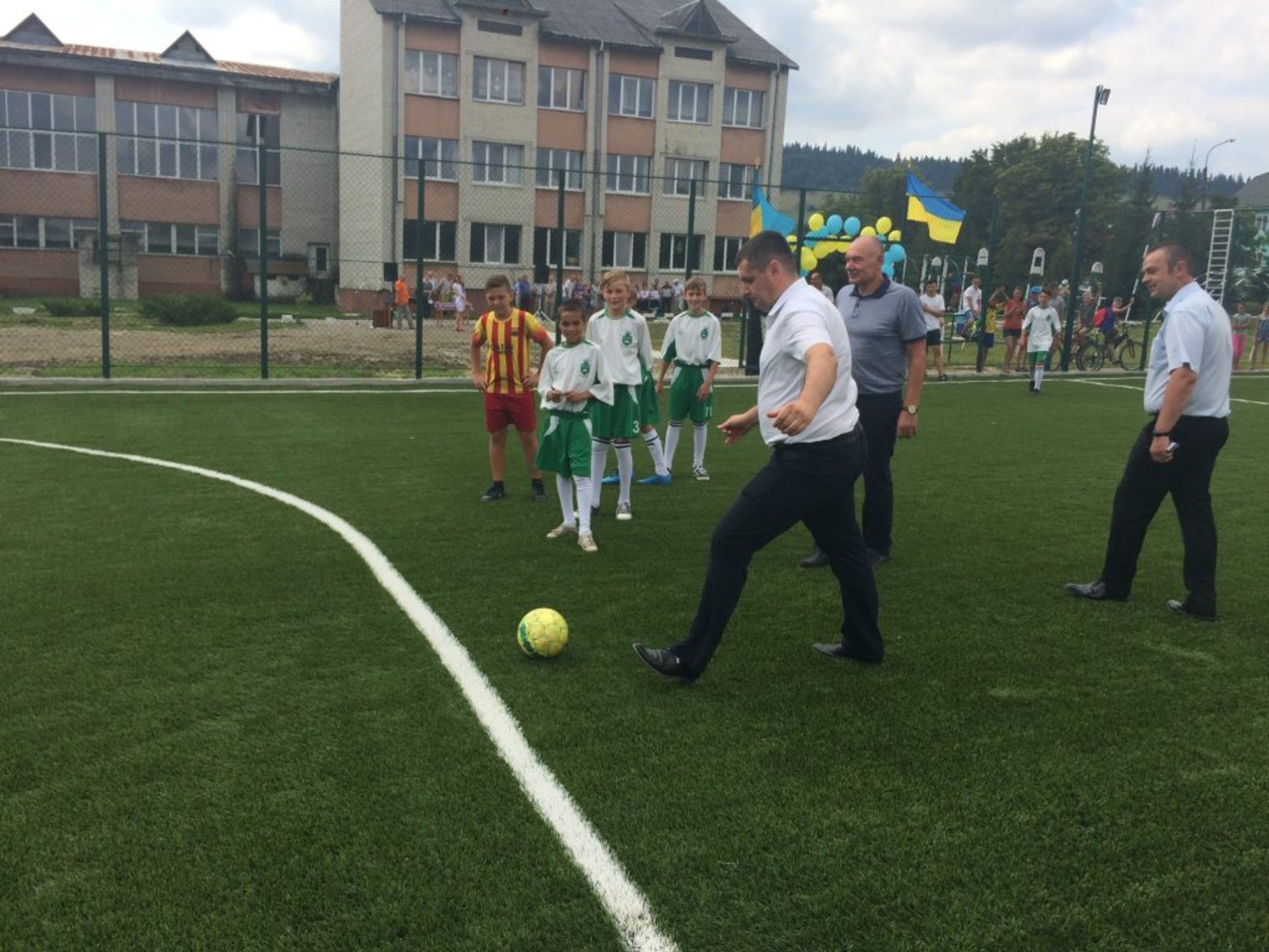 На Турківщині відкрили спортивний майданчик зі штучним покриттям