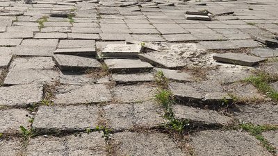 У Львові зруйновано плитку біля входу до Парку культури (ФОТО)