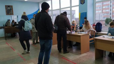 Перші виборці Львова та Дрогобича вже проголосували (ФОТО)