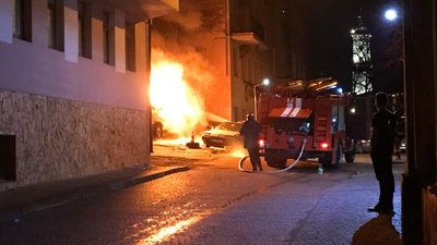 У центрі Львова згорів автомобіль (ФОТО, ВІДЕО)